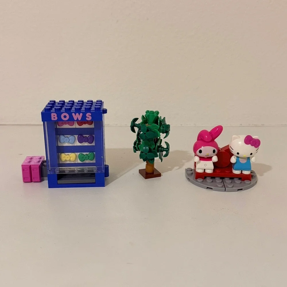 BLDR Hello Kitty and Friends Bow Vending Machine Building Set